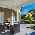 Deep Blue Villa *